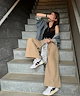 ベージュ
