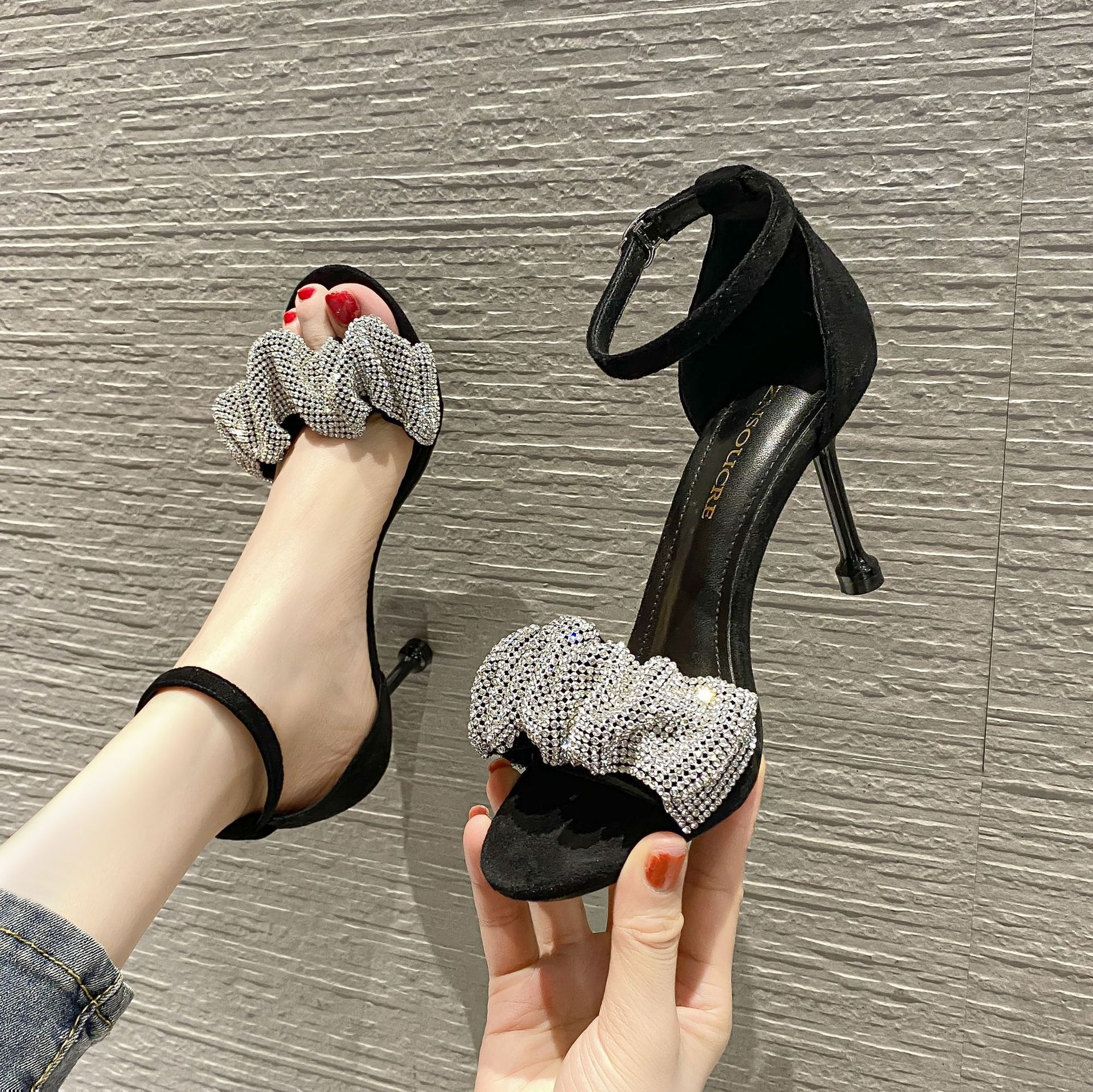 【送料無料】レディース サンダル ストラップ キラキラ ヒール ハイヒール パーティー 5,577円