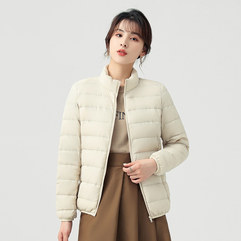 春と秋の軽いダウンジャケット暖かい新しい2025レディースショートラウンドネックプチスリムキャメルコート