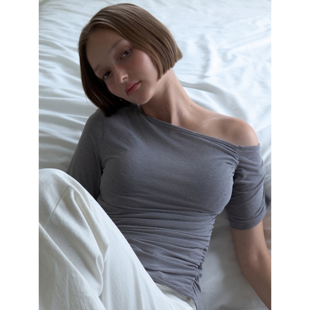 OUIE ダイアゴナルシャーリングオフショルダーハーフティーグレー OU1419