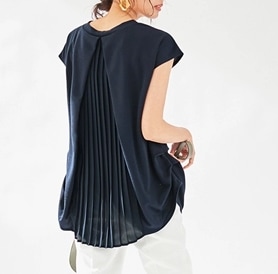 トップス ブラウス カットソー 袖あり フレンチスリーブ Vネック プリーツ バックシャン バックコンシャス バックプリーツ フロントタック サイドタック 大人可愛い 大人女子 ラフ エレガント