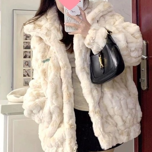 2025若者向け加厚ファーコート レディース 新作 スタンドカラー ショート丈 ベージュ ふわふわ トレンド アウター