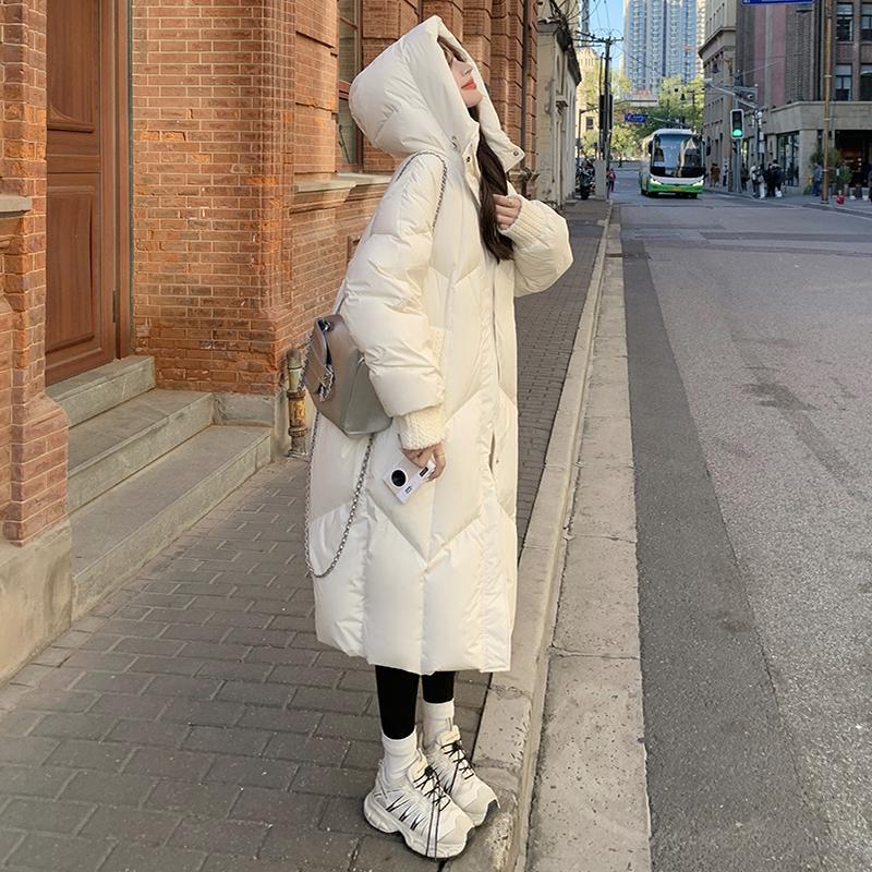 デザインされた白いフード付きロングダウンジャケット2024年冬新作ファッションニーハイダックダウンジャケット
