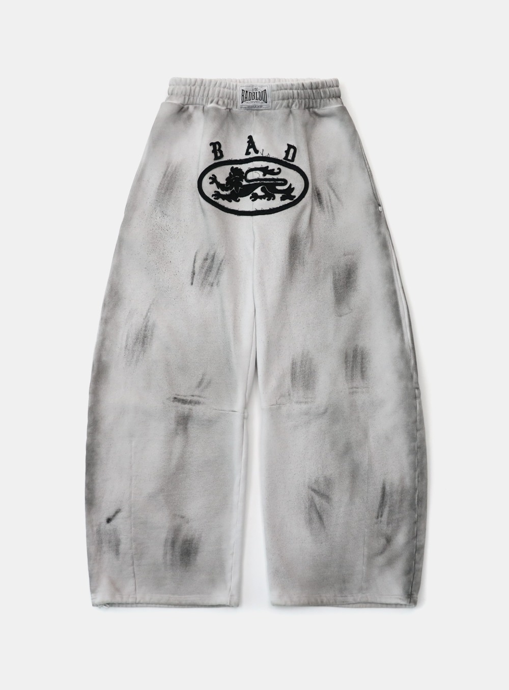 【BADBLOOD】 LION PATCH 2 WAY CURVED JOGGER : WASHED WHITE
