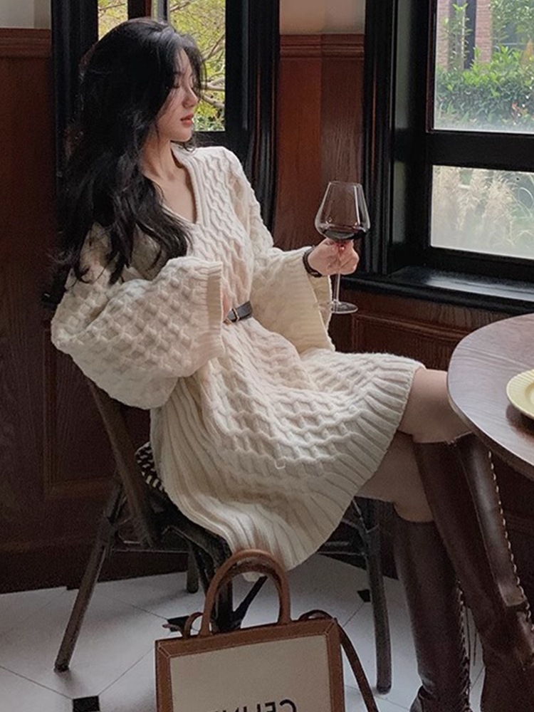 小さな女性の長袖ジャンパーニットドレスを着用の早い初秋2023新しいシニアの感覚 4,770円