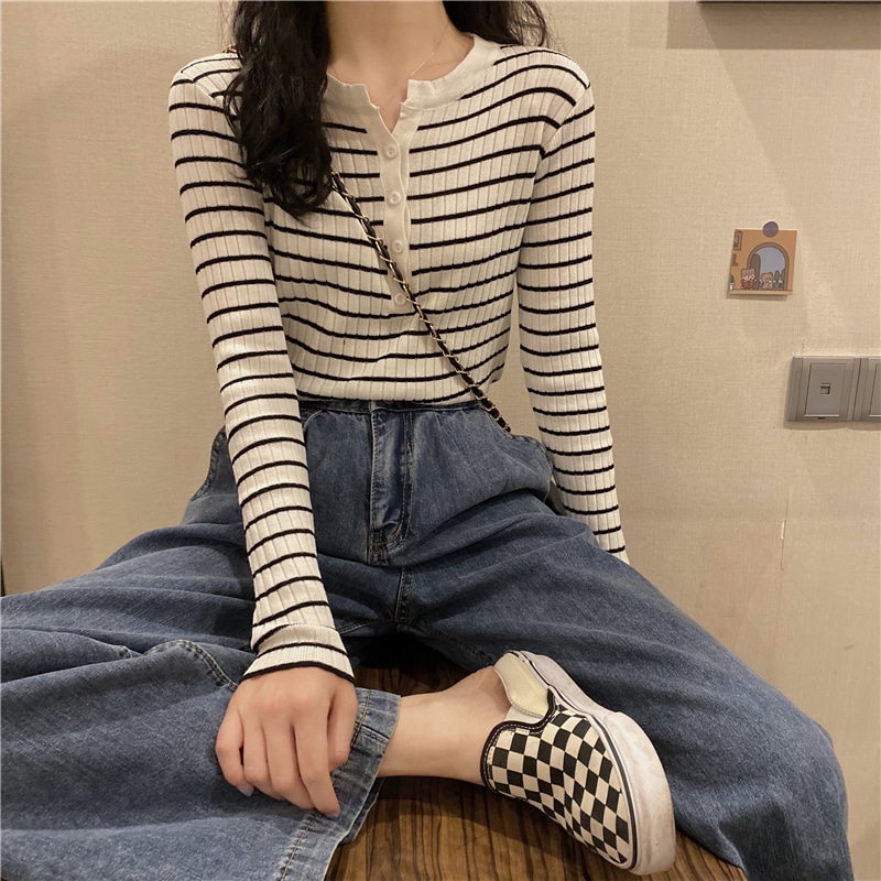 トップス ニットソー 長袖 ラウンドネック ハーフボタン プルオーバー ミディアム丈 かわいい 大人可愛い きれいめ シンプル 上品 おしゃれ かっこいい カジュアル こなれ感 個性的 主役級 存在感 5,933円