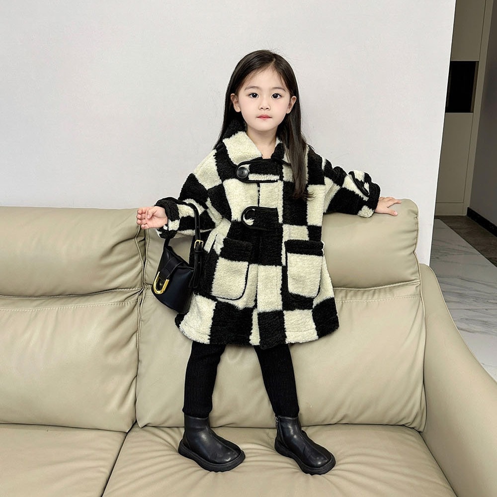 2024 秋冬子供服女の子チェック柄暖かいコート女性ベビー毛皮のジャケット 86