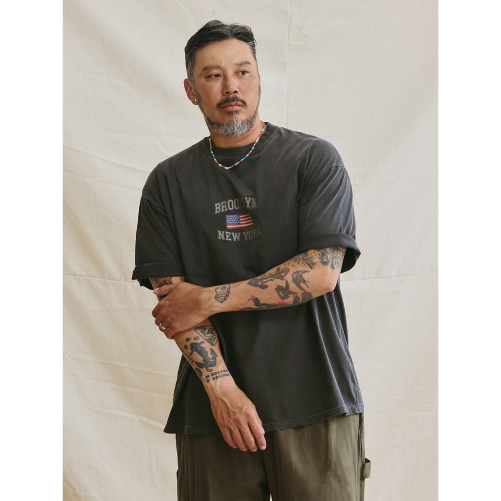 RUGGED HOUSE ラフピグメントブルックリングラフィック T シャツチャコール
