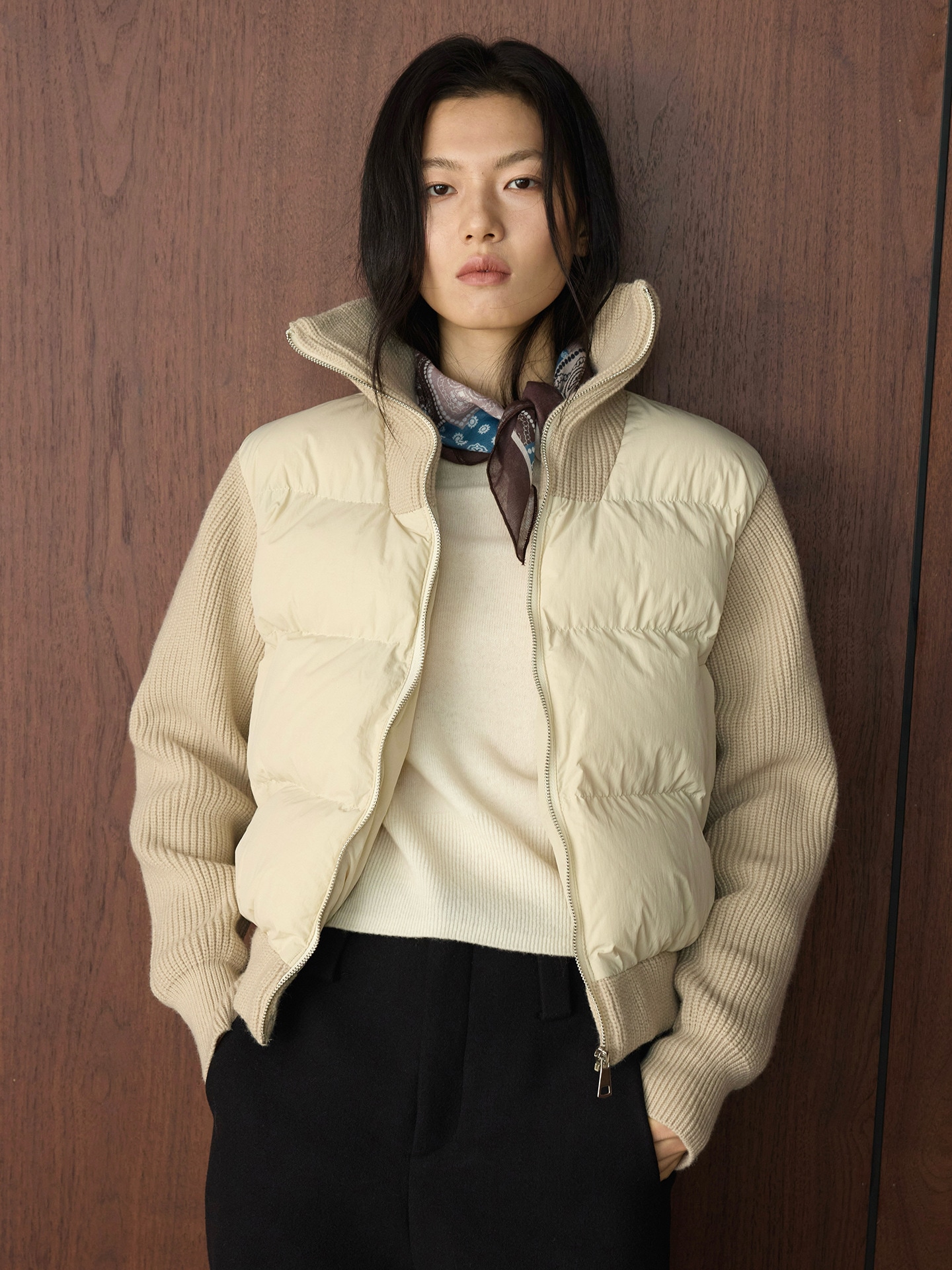 冬の新型韓国版のファッション性がシンプルで高襟のニットの短い綿の服の郭の形の快適な保温のコートの女性をつなぎ合わせます