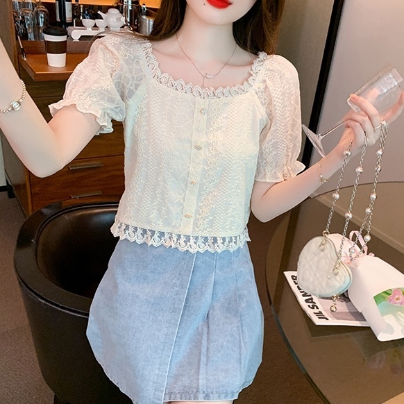 トップス シャツ ショート丈 プルオーバー 半袖 スクエアネック 刺繡 デザインボタン 透け感 かわいい 大人可愛い きれいめ シンプル カジュアル 上品 おしゃれ かっこいい 大人女子 こなれ感