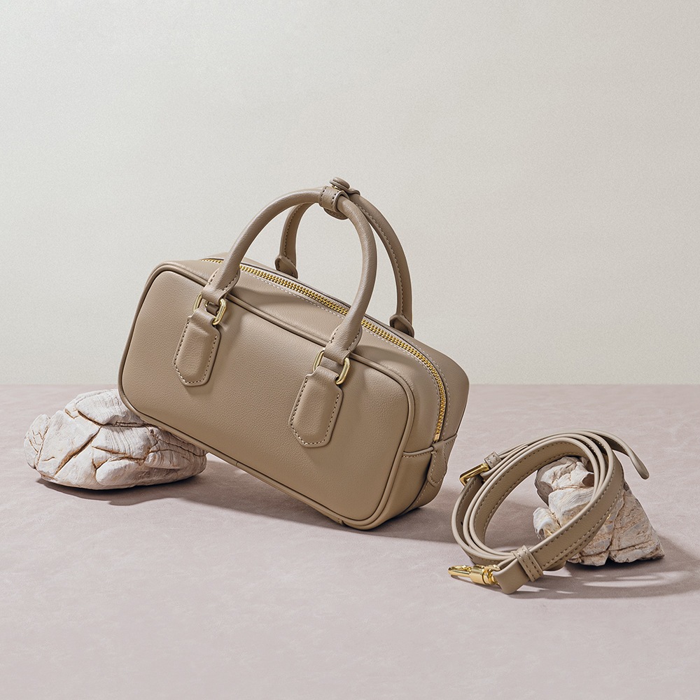 【本革 5カラー キーホルダーを贈る】キルティングスクエアショルダー キルティング スクエア サブバッグ ショルダーバッグ 斜めがけ ミニバッグ シンプル ショルダーバッグ人気スクエア 韓国製バッ 8,450円