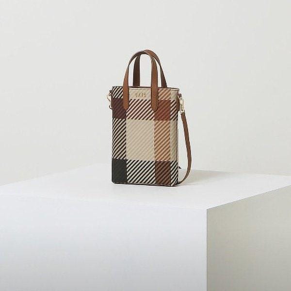 DCWA2F501W2 [GREAT HOUSE CHECK PVC] ブラウンロゴ装飾レザーミニクロスバッグ