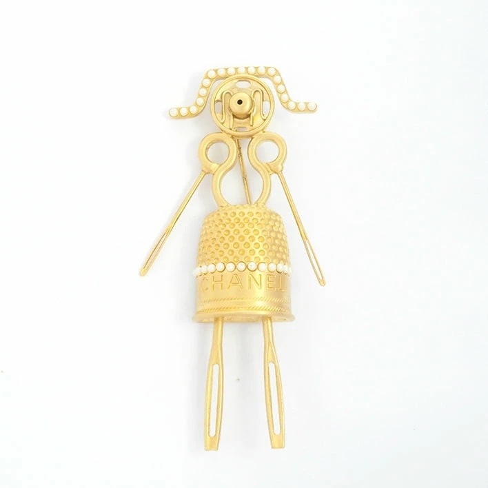 【美品】シャネル ソーイングドール ロゴ 回転ピンタイプ フェイクパール 【ブローチ】 79,800円