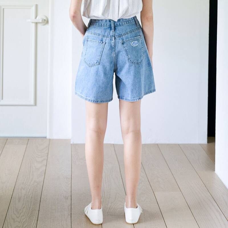 サイドスリット入りデニムショートパンツ - ライトブルー