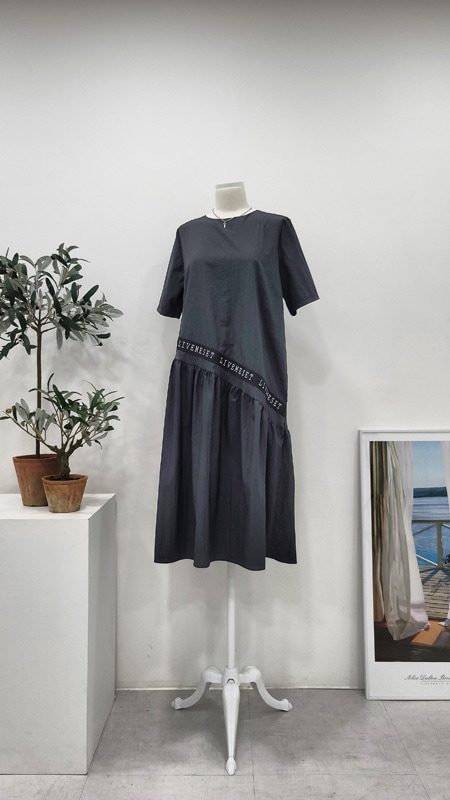 楽な背の低い女XLワンピースカサカサレタリング配色ブラックロングワンピース