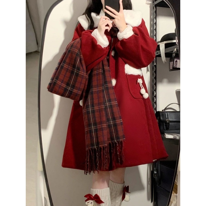 冬の赤いクリスマスの雰囲気感毛襟長袖コートの小柄な年賀状は色にぶつかった毛コートを着ていますね