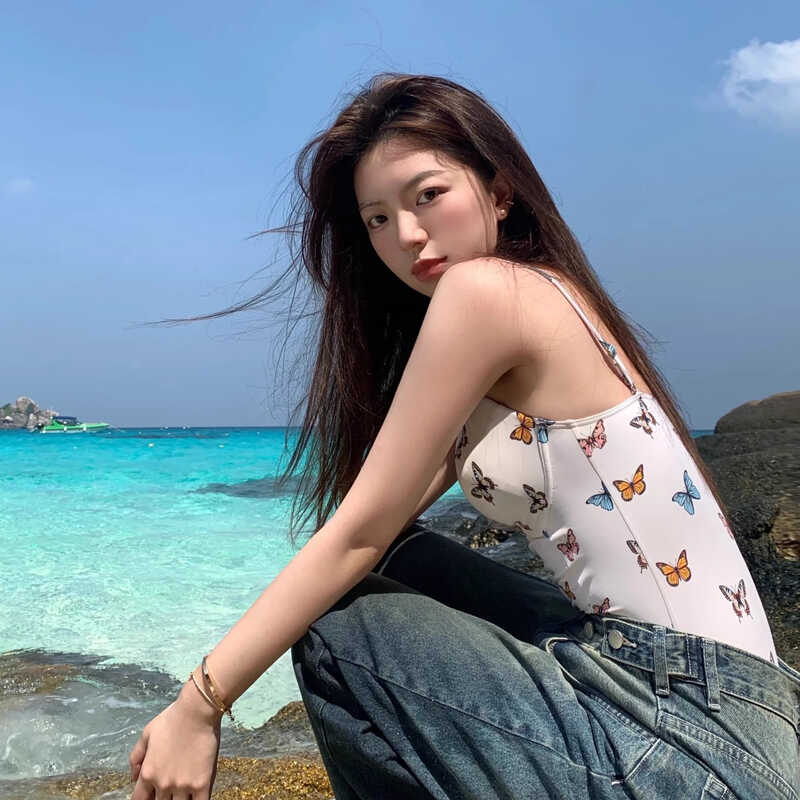 蝶柄の水着姿のセクシーガールコンサバ＆着痩せスお腹カバースチールブレスギャザー新しいスタイルの海辺リゾート温泉