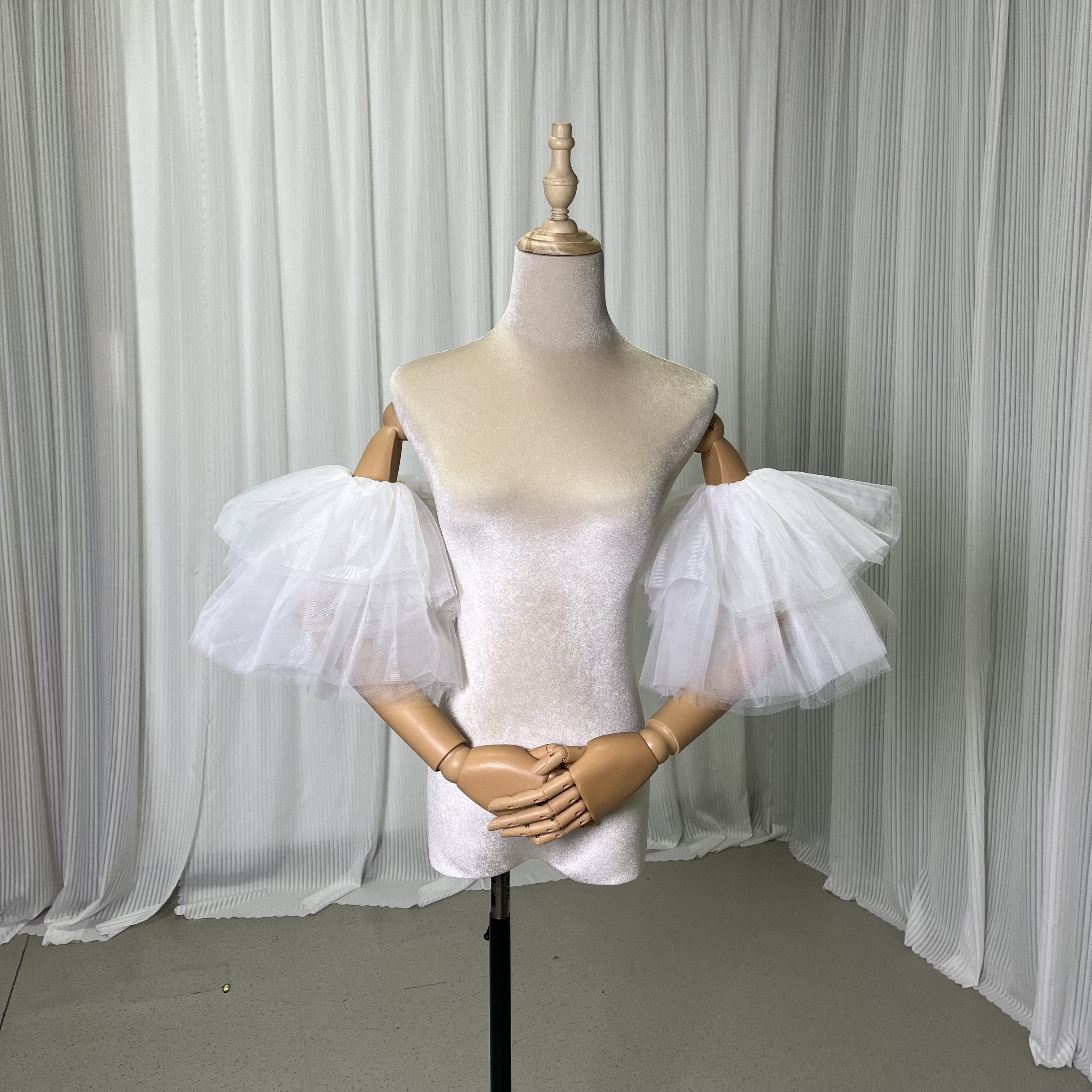 ウエディングドレス ホワイト 豪華！ エレガント ソフトチュール 取り外し袖