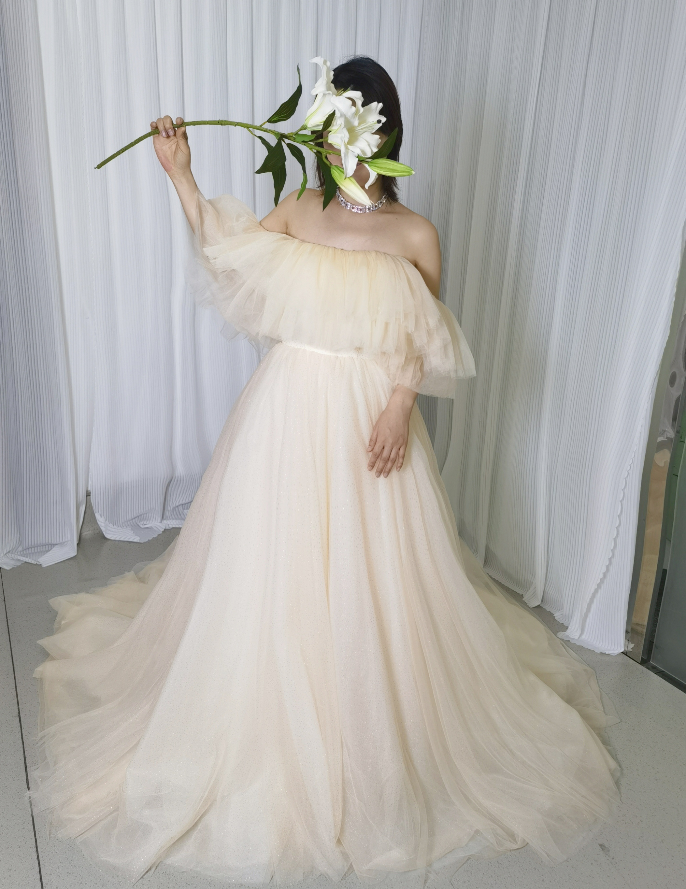 シャンパン色 カラードレス オフショルダー キラキラチュール Aライン ロングトレーン 編み上げ 披露宴