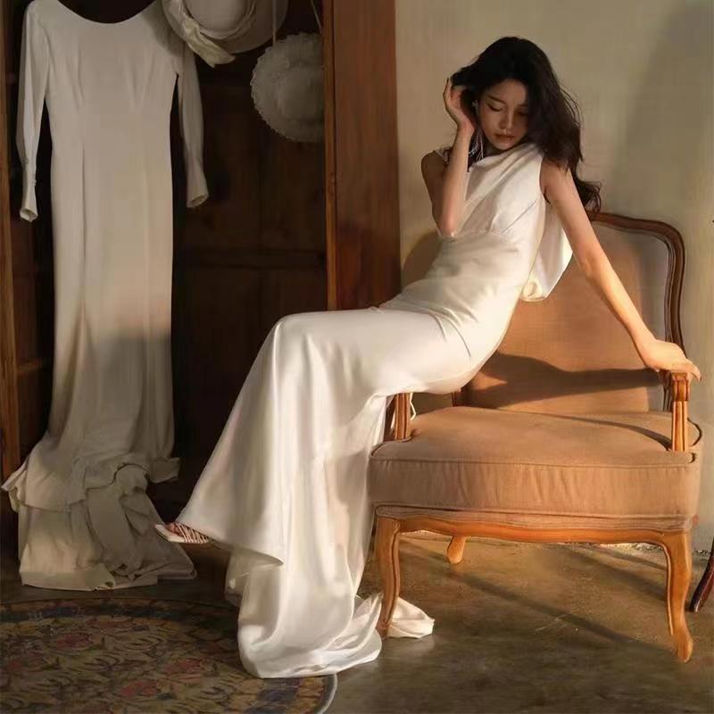 フランスの軽いウェディングドレス春の新しいサテンのシンプルな魚の尾の露背の軽い糸の尾の司会者のドレス