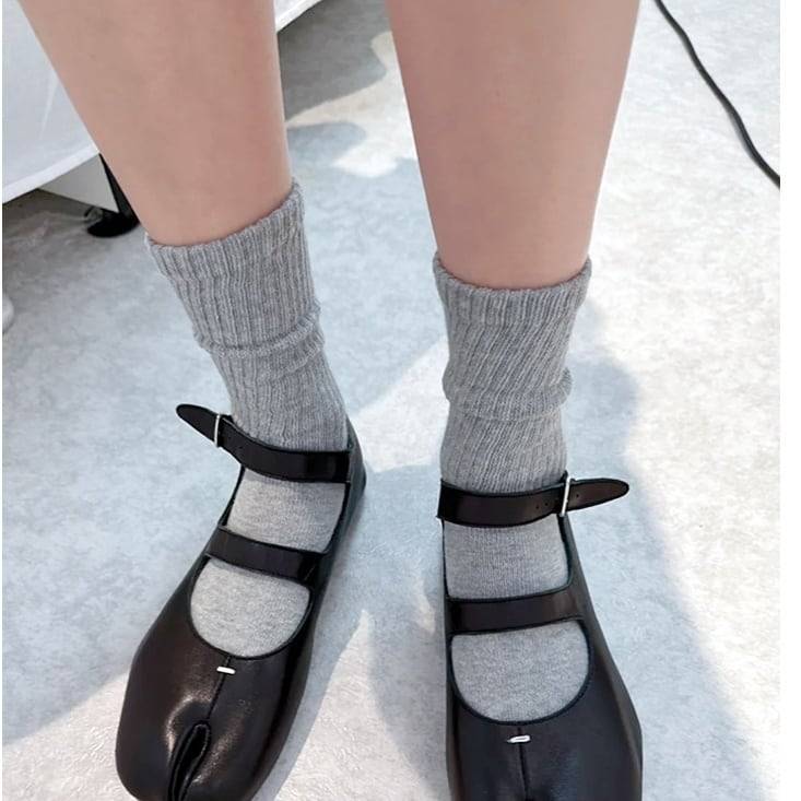 レディース パンプス レディースパンプス 足袋パンプス フラットシューズ ぺたんこ 足袋デザイン ダブルストラップ レザー 1cmヒール ローヒール 柔らかい ベーシック 歩きやすい 疲れにくい 履き