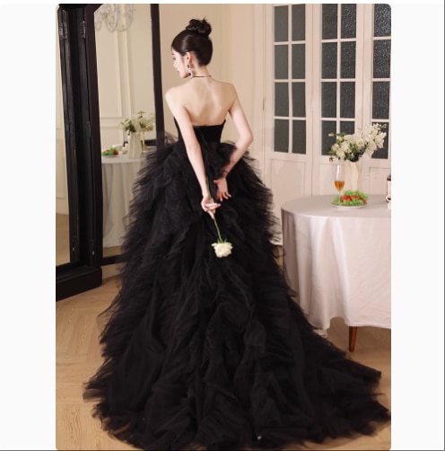 ウエディングドレス ブラック ベアトップ 編み上げ ソフトチュール 花嫁 ミニトレーン エレガント アンティークなドレス