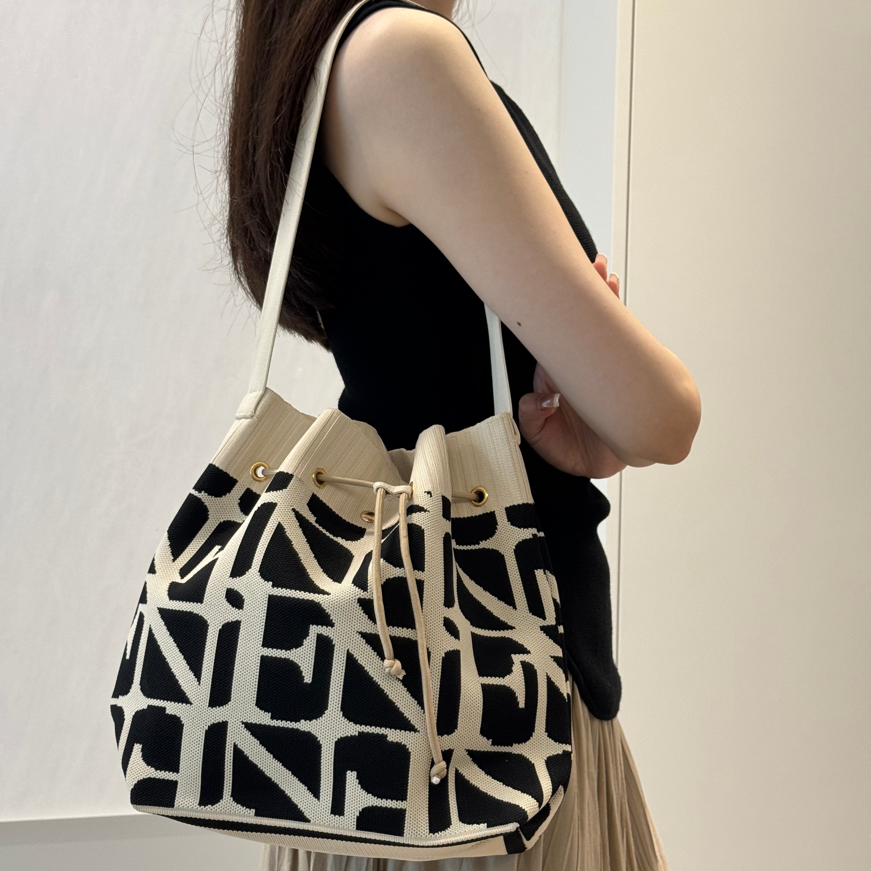 トレンディな幾何学模様のドローストリングバケットバッグ - 女性用の多機能ショルダー＆クロスボディデザイン日常の通勤＆ショッピングに最適 - クリーム/ブラックで利用可能