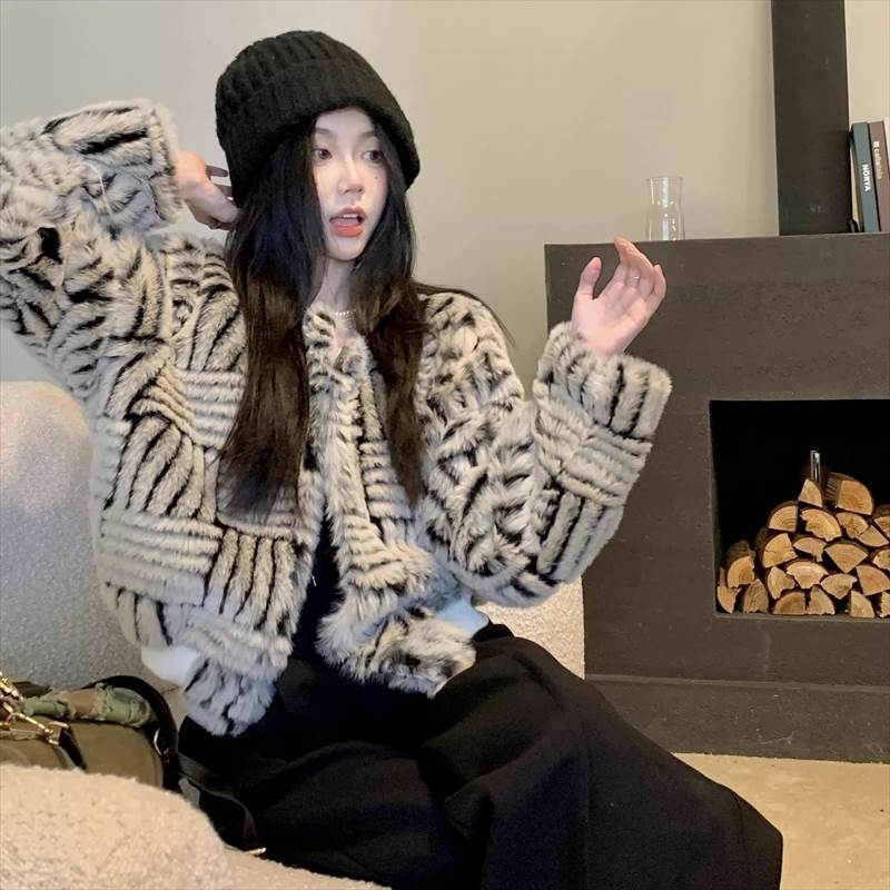 アウター ジャケット レディース ノーカラージャケット ショート 長袖 Uネック ラウンドネック フェミニン 前開き ボタン おしゃれ かっこいい クール モード系 エレガント モダン 存在感 ラブリ