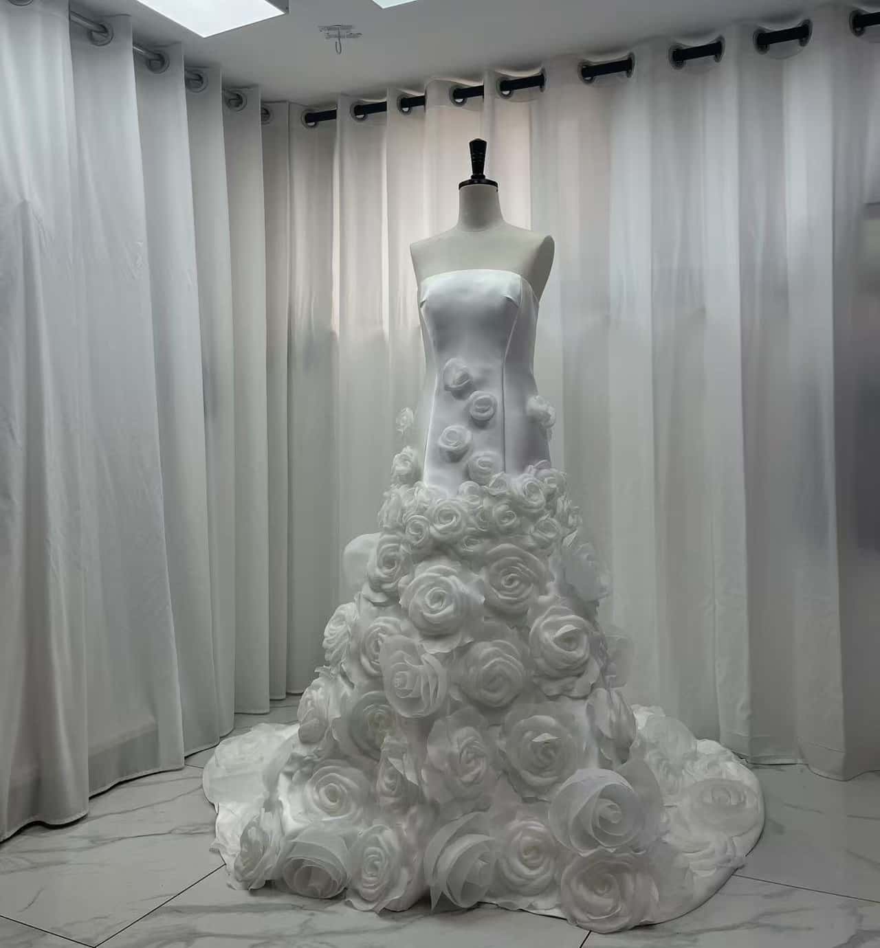 華やか ウェディングドレス ベアトップ バラトレーン ソフトマーメイドライン 結婚式