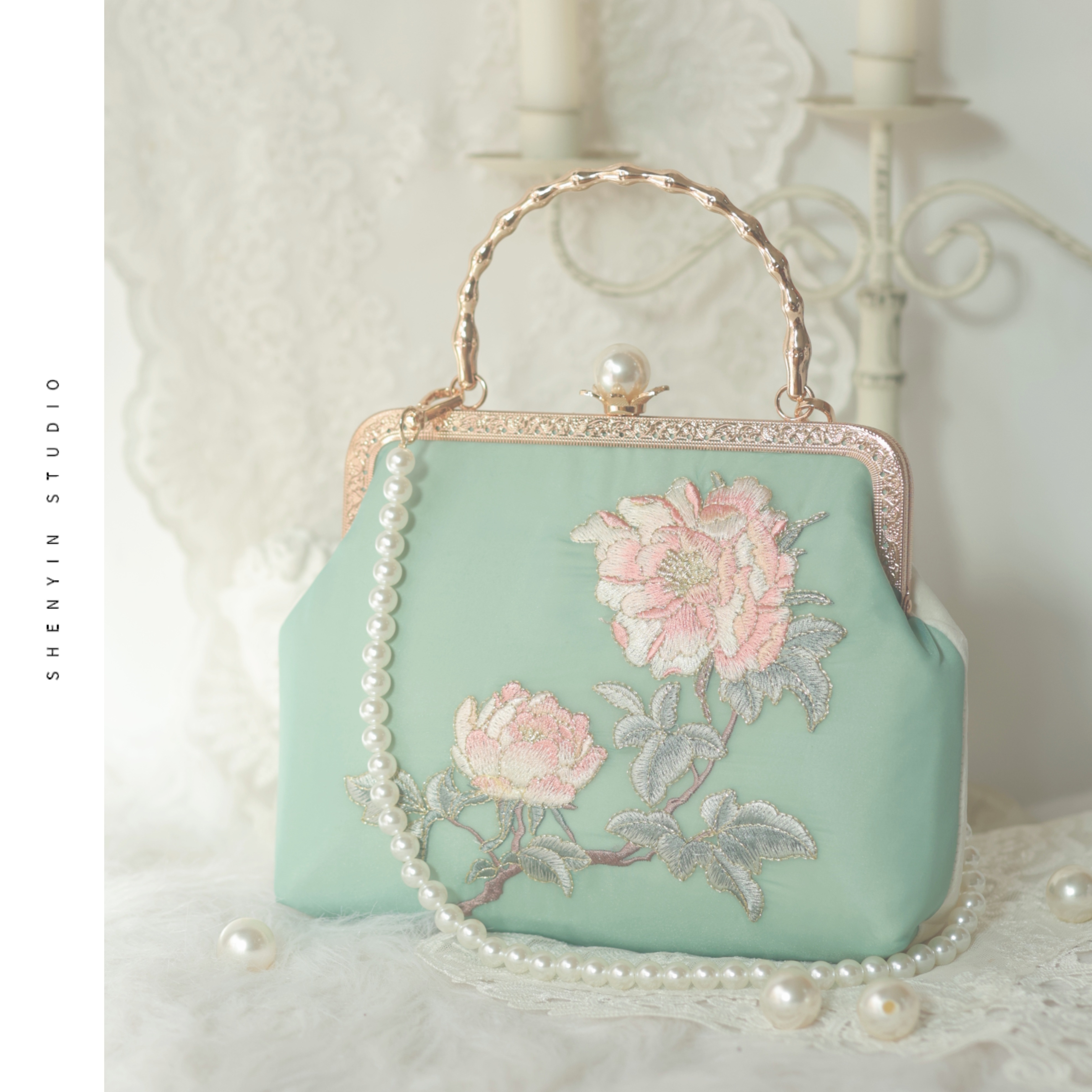 デザインされた白と緑の牡丹の国民的なスタイルの刺繍の漢服バッグレトロなチャイナドレスの携帯用メッセンジャーバッグの口の金のバッグ 母の日