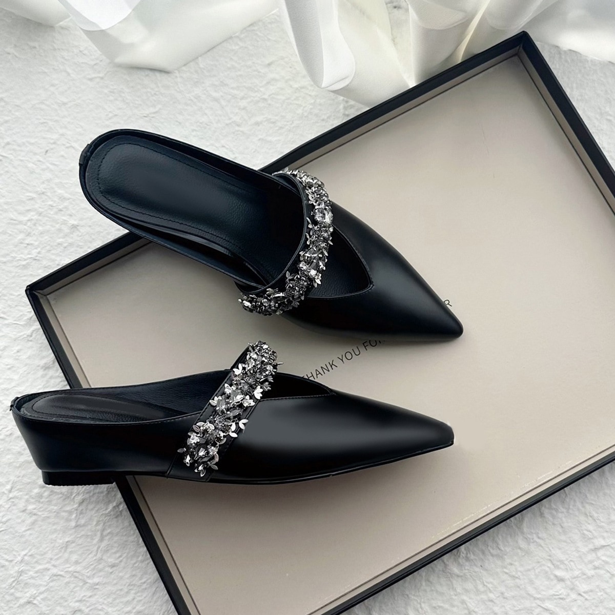 シープスキンバージョンzhao Lusi同じスタイル女性のレトロな夏の夏の濃厚な尖ったハーフスリッパーのための一口ラインストーンパックスリッパ