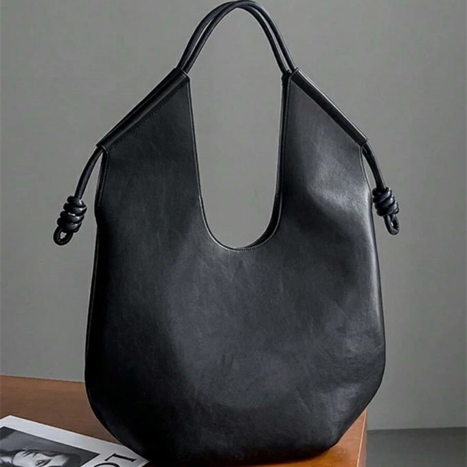 オーバーサイズ ショルダートートバッグ レディース新しい秋冬ニッチ デザインワンショルダー通勤バッグダークでクールなモーターサイクルスタイルオールシーズン使える多用途デザイン