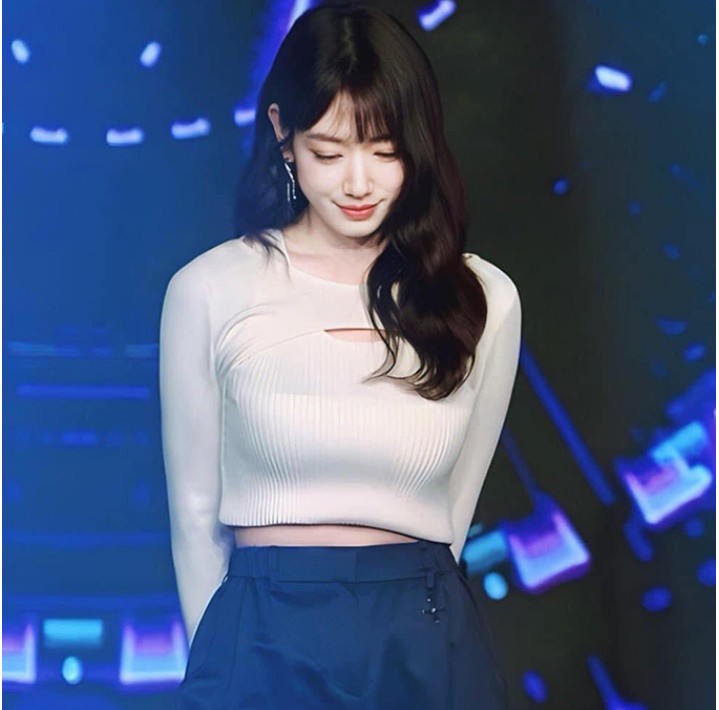 [ベビーモンスター ローラ / ルセラフィム サクラ / パク·シネ / STAYC / キム·セジョン / キョンソ着用] リボンフープピアス 2Color 韓国芸能人協賛人気ブランド