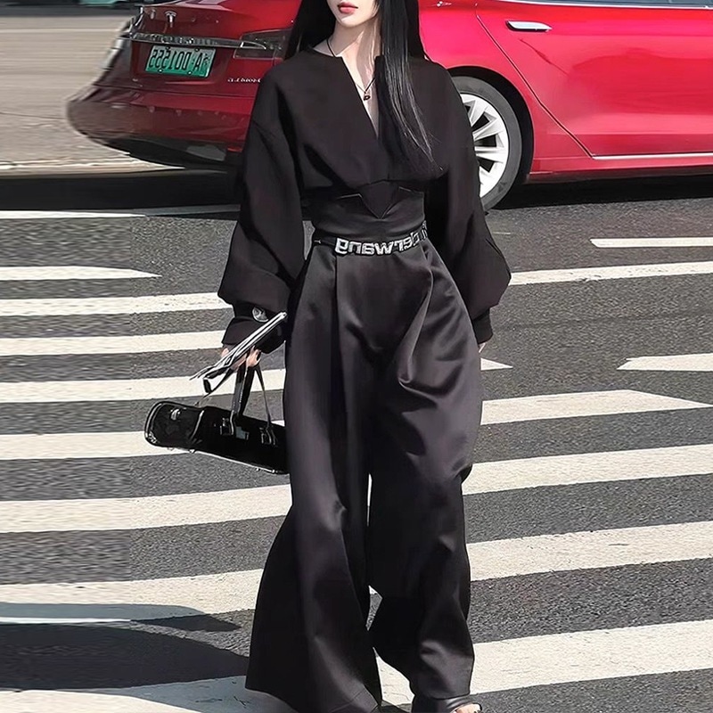 春と秋向けのレディース向けの高級でセクシーなツーピースセット: スリムフィットの長袖プリーツトップとハイウエストのワイドレッグパンツ