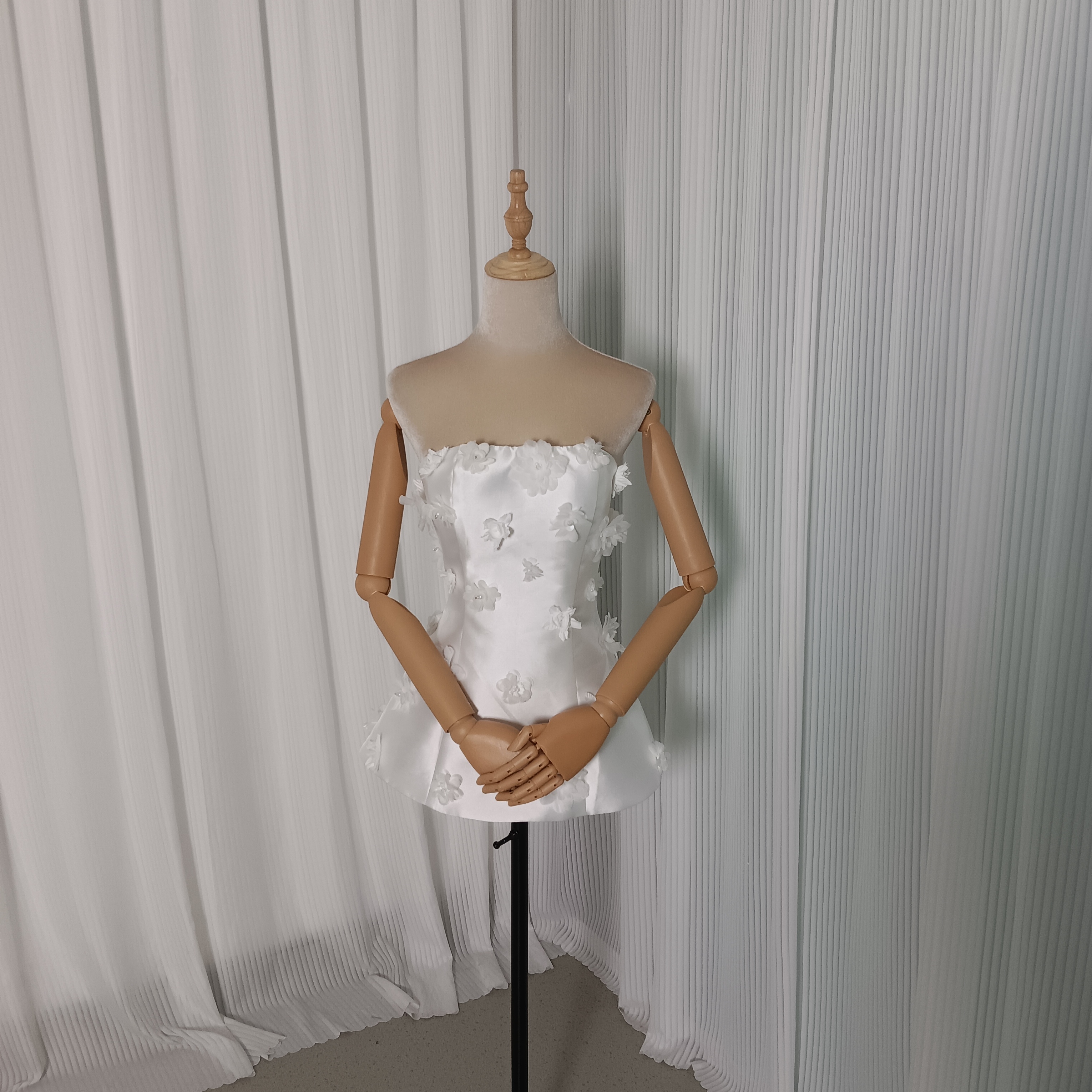 ホワイト 花モチーフ 結婚式 光沢サテン ベアトップ トップス