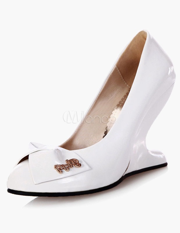 女性のためのホワイトボウ特許PU低ハイヒール