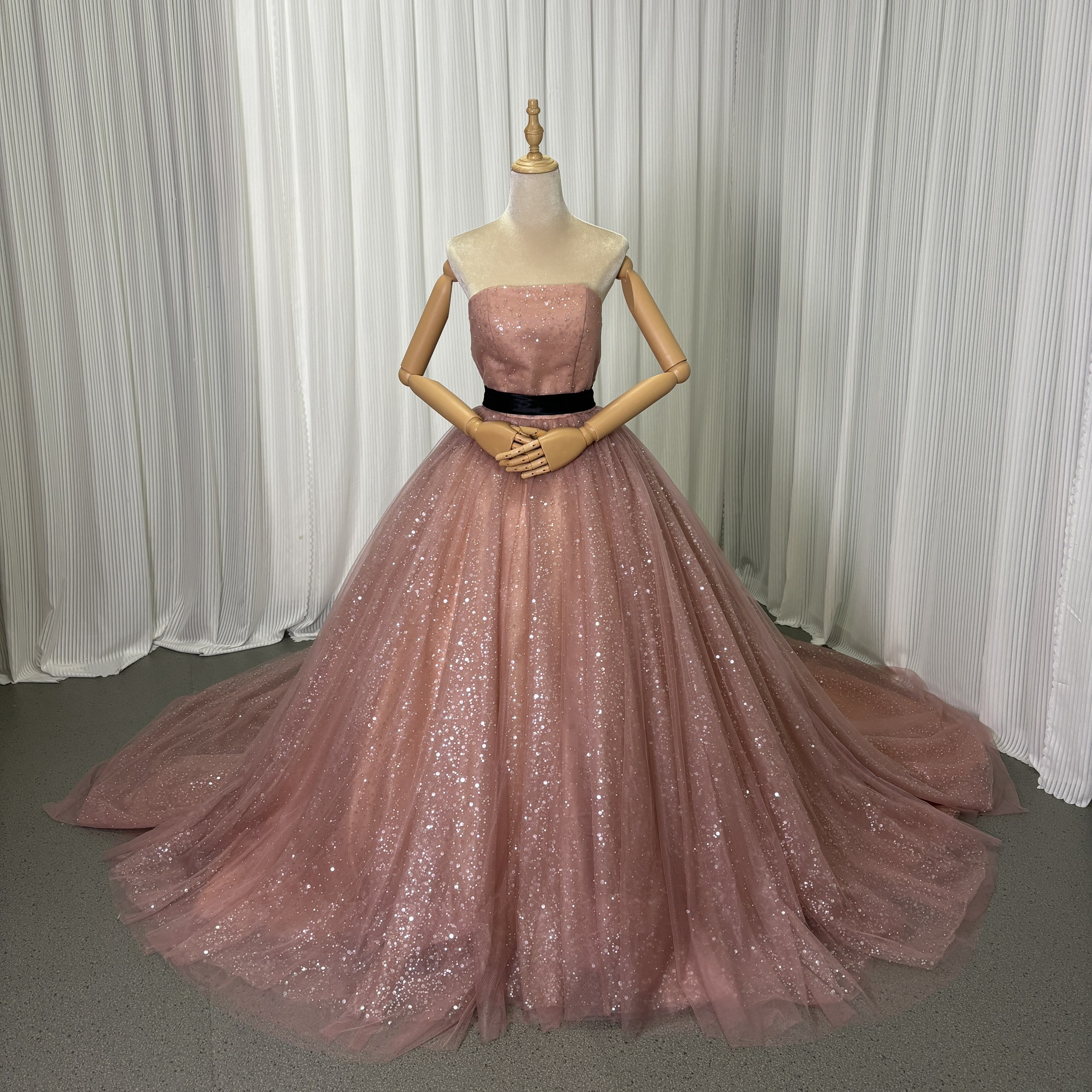 カラードレス ピンク ビスチェドレス シークインチュール 華やかなトレーン サッシュベルト 編み上げ 結婚式