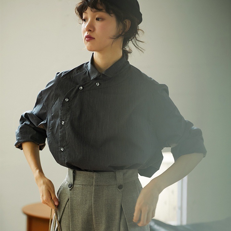 トップス シャツ 長袖 ボリューム袖 襟付き 前開き ボタン アシンメトリー かわいい 大人可愛い きれいめ シンプル 上品 おしゃれ かっこいい レトロ きちんと こなれ感 個性的 主役級 存在感