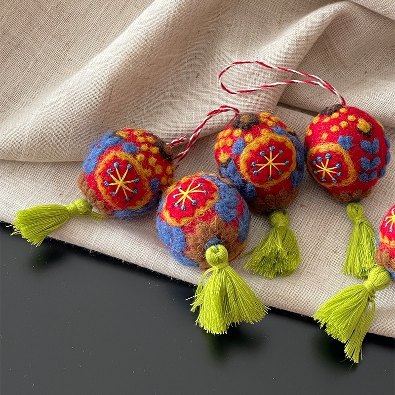 新年の赤いカラーボールのストラップ手作り羊毛フェルトバッグのストラップにドリブルをあしらった