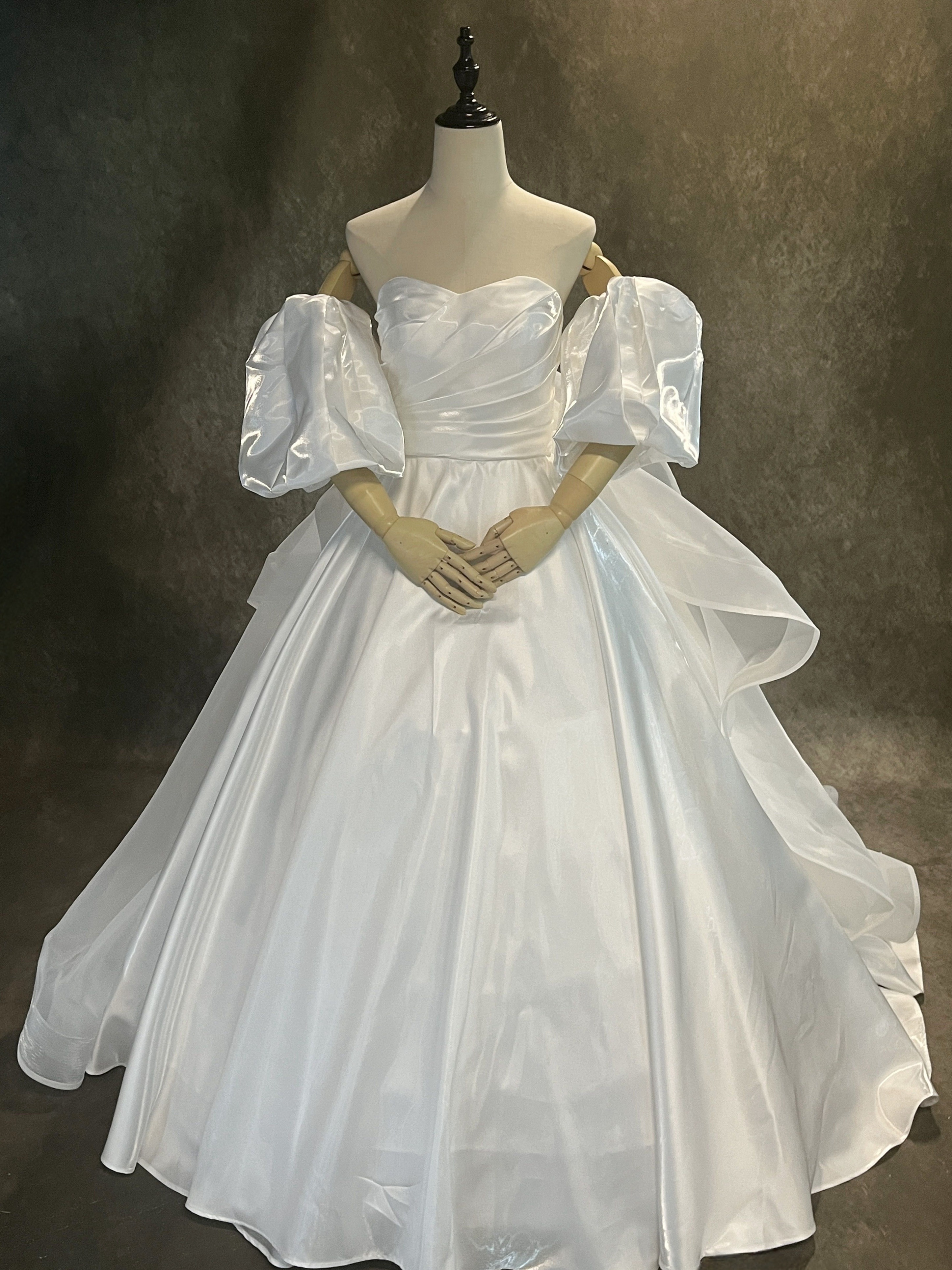 3waysウエディングドレス 光沢サテン　フリルバックトレーン　取り外しパフスリーブ　トレーン　編み上げ　ベアトップ