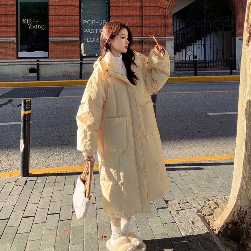 女性用ライトイエローダウン中綿ジャケットミドル丈2024冬フード付き厚手の膝上中綿ジャケット小柄な方向け