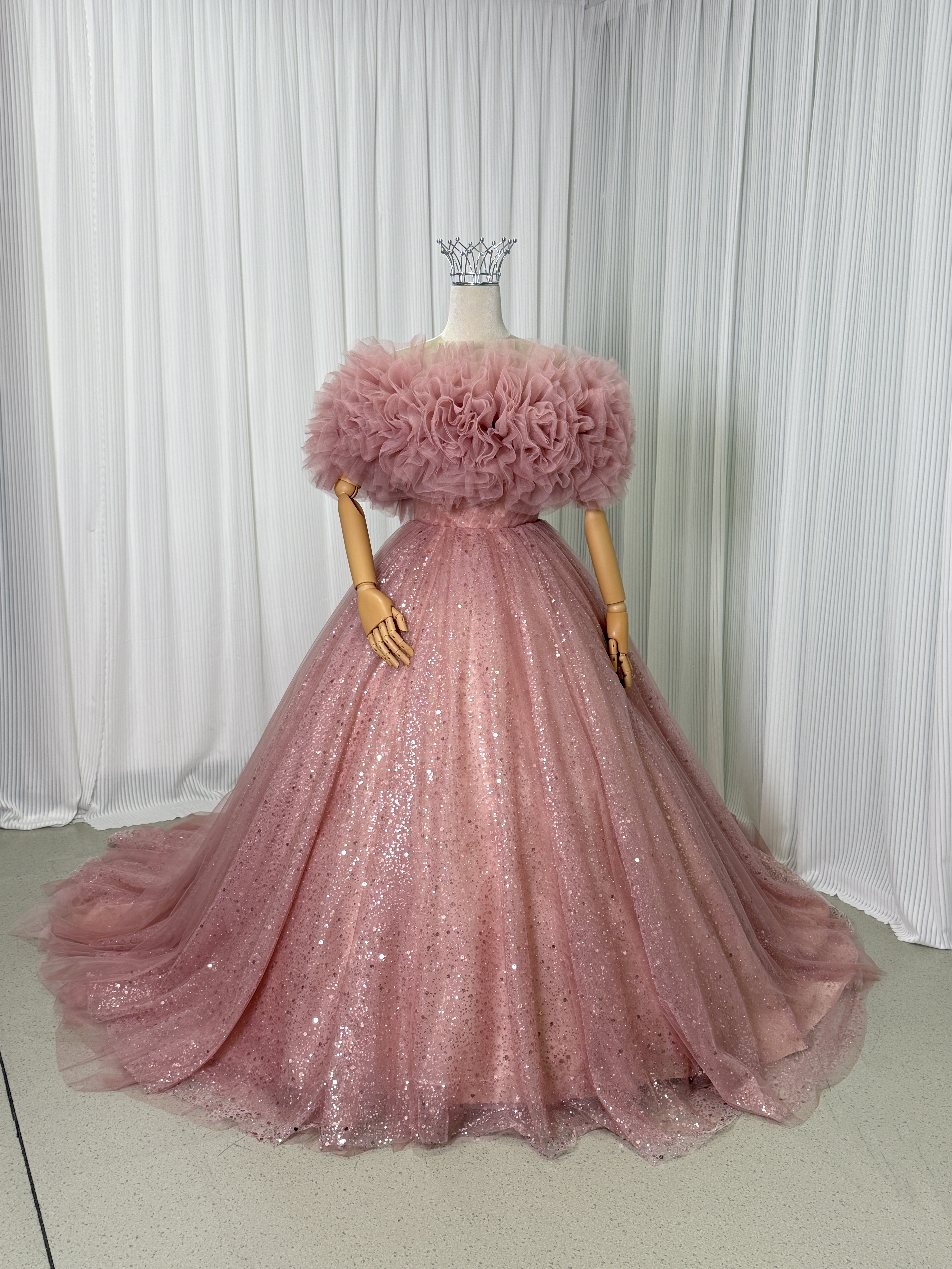 カラードレス ピンク オフショルダー 編み上げ キラキラチュール 華やかなトレーン 花嫁/前撮り チュールスカート