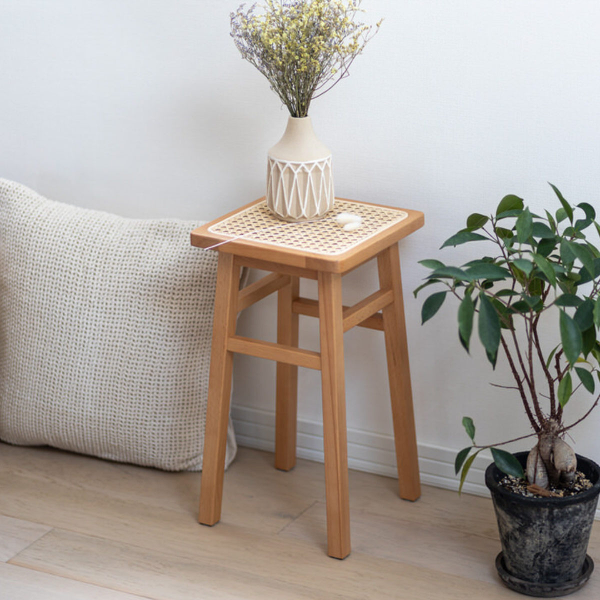 Mash スツール ラタン 高さ45cm 天然木 飾り棚 椅子 サイドテーブル チェア コンパクト 籐 籐編み チェアー イス いす ディスプレイ リビングチェア 来客用 ビーチ材 韓国