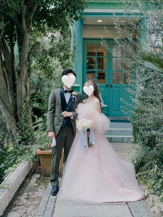 実例写真！カラードレス 薄桃色 オフショルダー ソフトチュール 華やかなトレーン 花嫁 前撮り 柔らかく重ねたチュールスカート