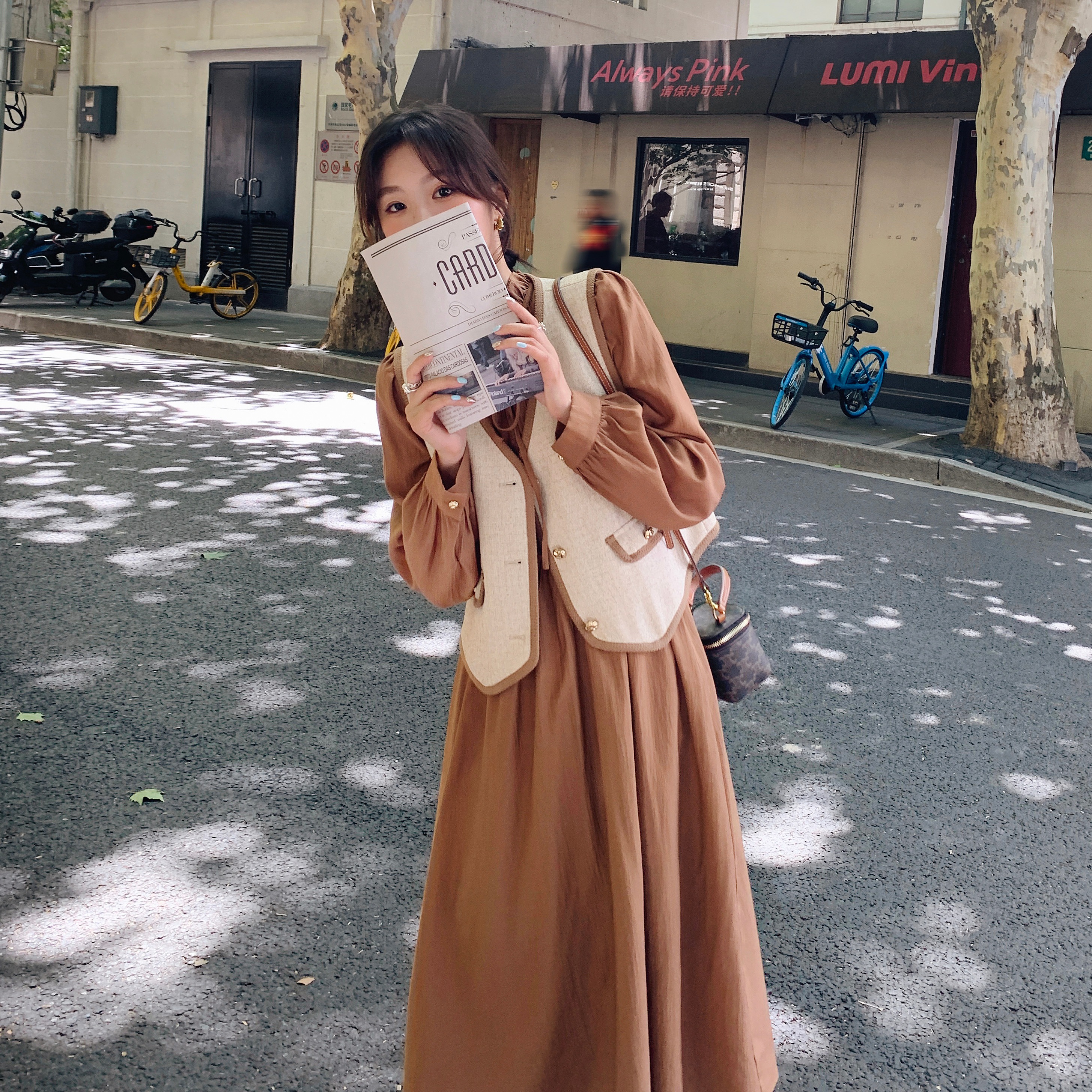 風レトロブラウンベストシャツドレス女性用2024年秋ライト大人スタイルドレープハイエンドウエストドレス