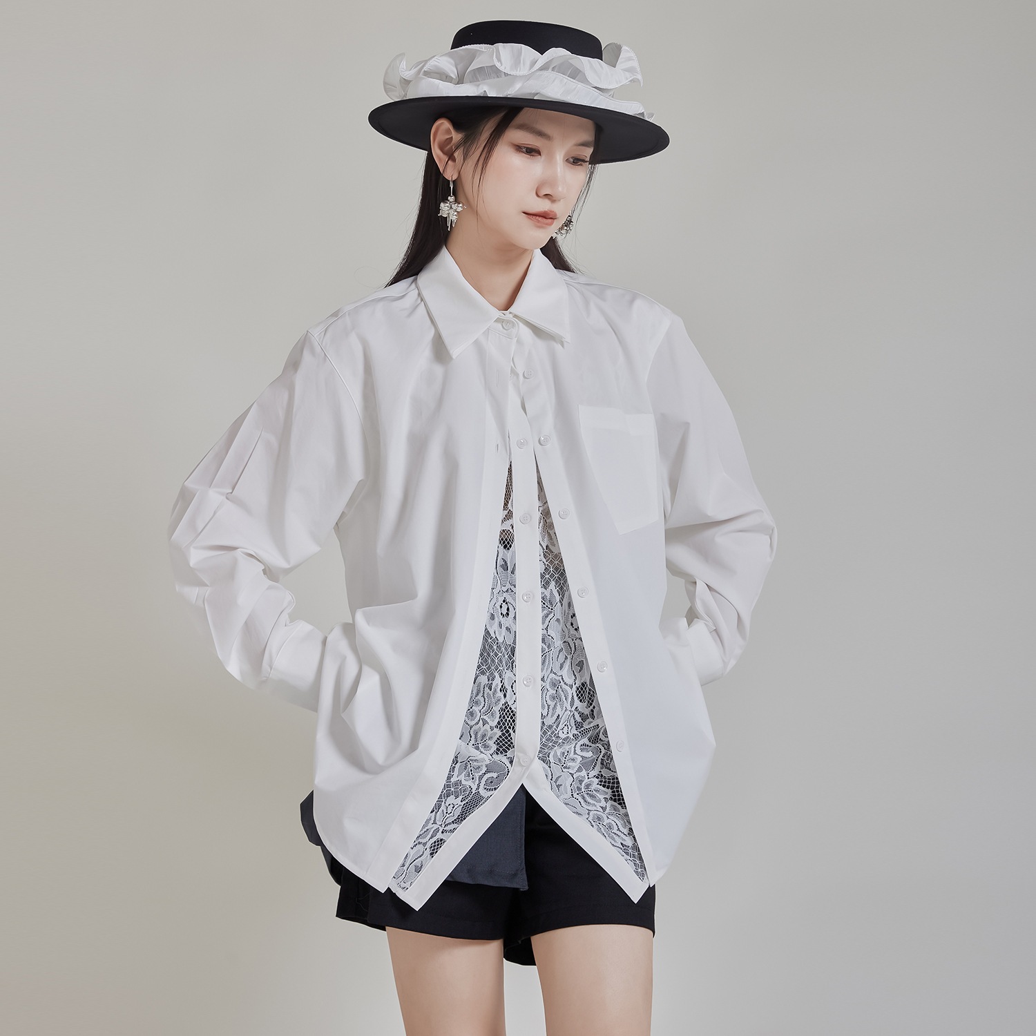 白い襟付きレースは偽のシャツのカーディガンの女性2025を重ねて広い長袖の上着を着ています
