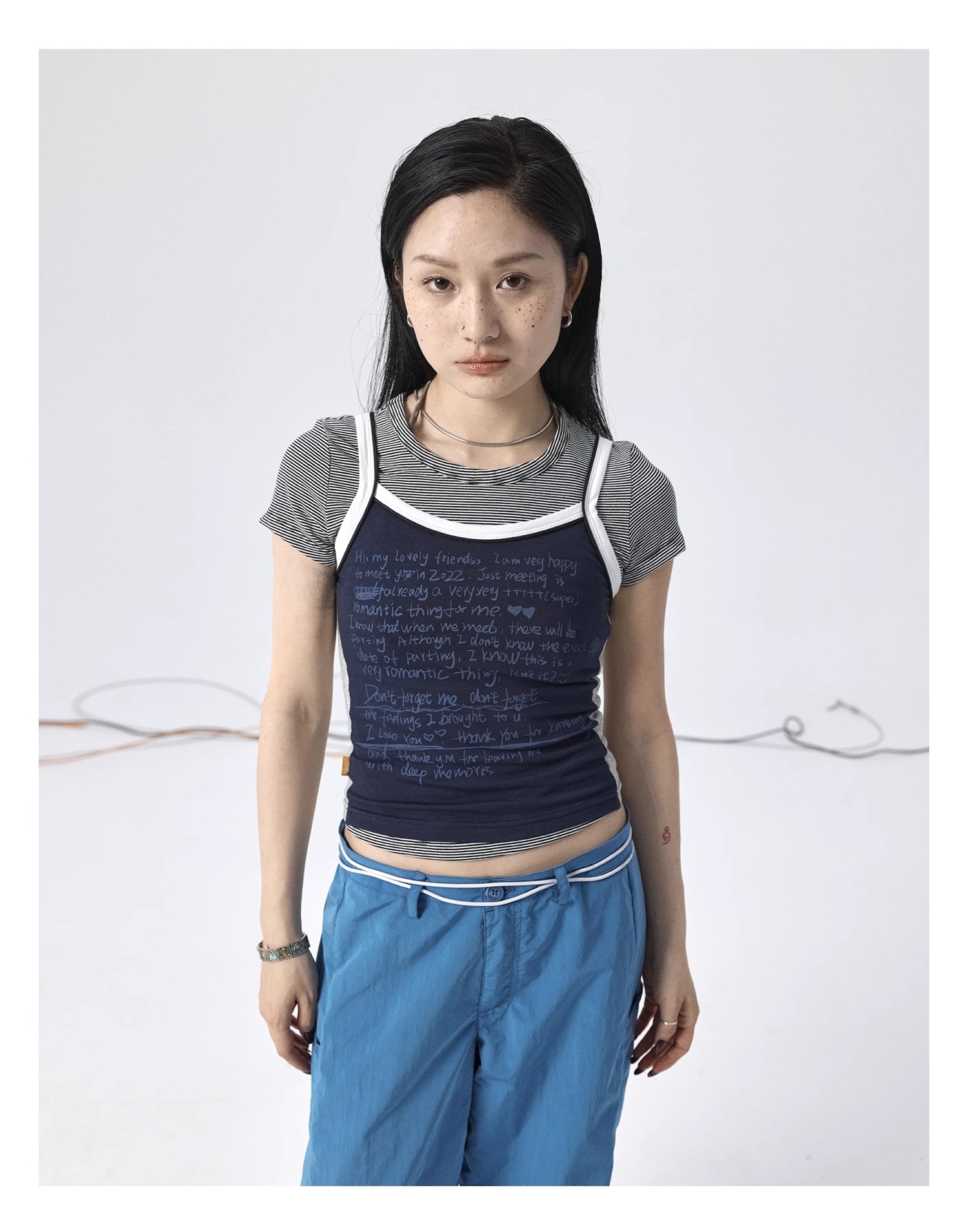 秋 ヒットカラー スモールスリング ノースリーブ レターベスト トップス 女性 個性的 トップス キャミソール 袖なし 襟なし かわいい きれいめ シンプル カジュアル おしゃれ お洒落 かっこいい
