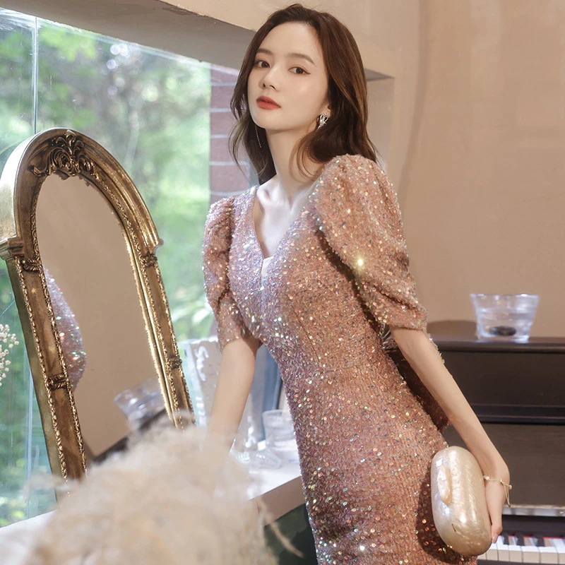 ワンピースドレスドレス女性のための宴会ドレス2025春の宴会の気質ピンクスパンコールホストマーメイドテールスカート