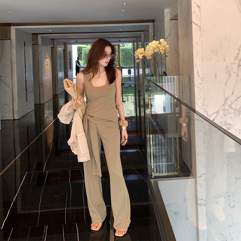 女性の夏のための長いxierセット新しいテクスチャーハイエンドuネックソリッドカラーベストニッチストラップデザインカジュアルパンツ