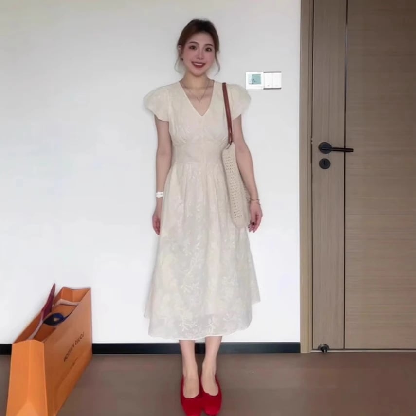 2026年夏新しいスタイルの女性用重工業ドレスフレンチvネック刺繍見栄えの良いウエスト寛大でまともな気質のロングスカート